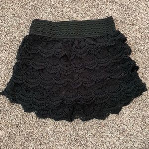 Lace shorts with elastic band